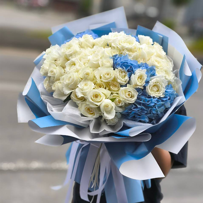 33白玫瑰绣球花束